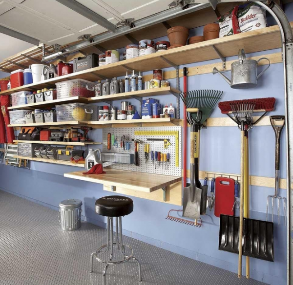 Garasi dengan kawat dinding untuk gantungan dan rak